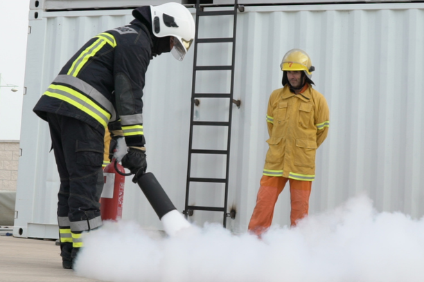 Bomberos durante una sesión de entrenamiento en rescate en altura, practicando maniobras. Un instructor supervisa mientras un bombero practica con manejo del equipo especializado. Destacando la importancia de la coordinación, la evaluación de riesgos y la formación continua para garantizar operaciones seguras en situaciones reales.